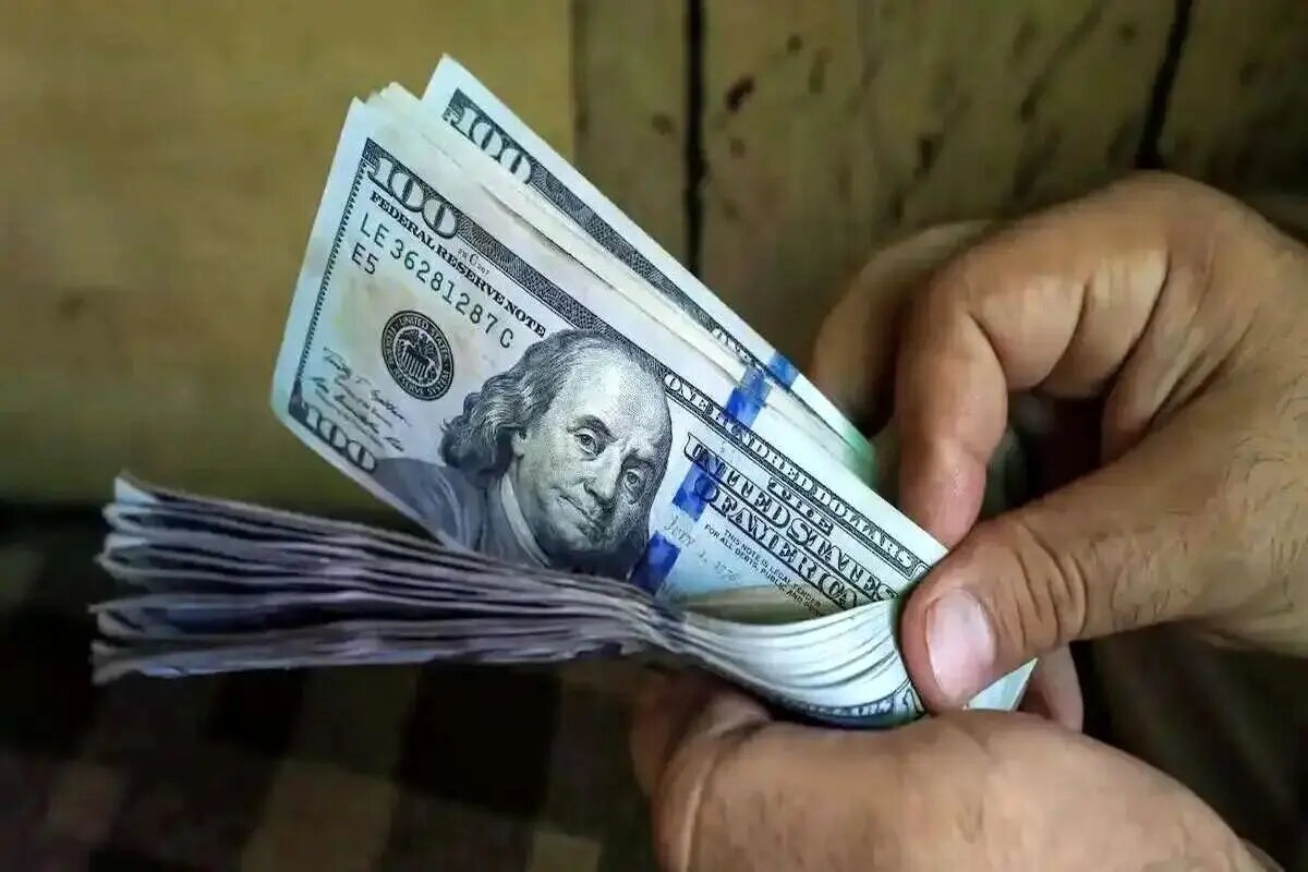 چرا ترمز کاهش قیمت دلار کشیده شد؟