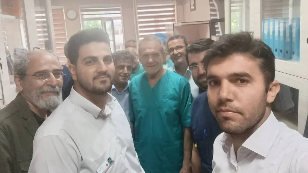 مسعود پزشکیان در اتاق عمل بیمارستان مدنی تبریز