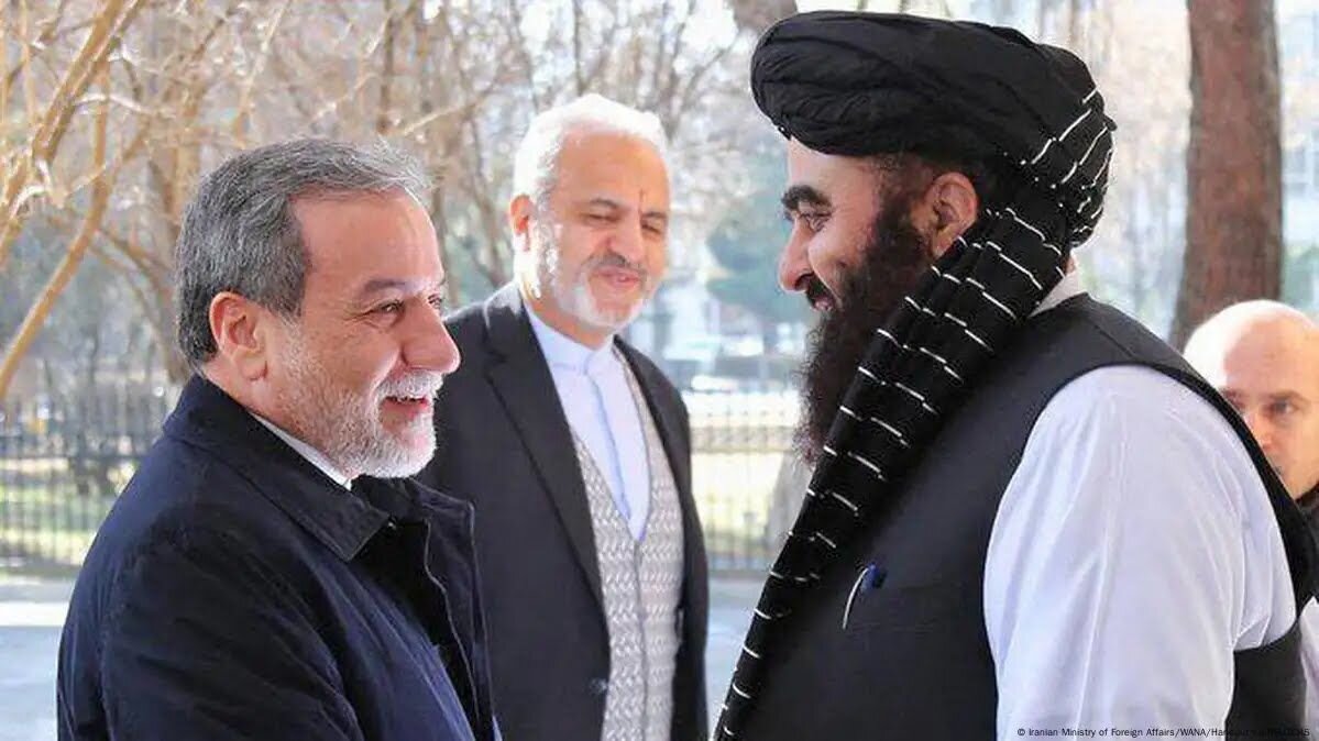 سخنگوی وزارت خارجه: به عنوان یک همسایه و با وجود ٩٠٠ کیلومتر مرز [مشترک]، چالش‌هایی با طالبان داریم و در ارتباط مستمر هستیم