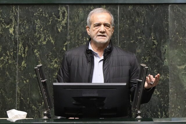 پزشکیان: دشمنان از آدم‌هایی می‌ترسند که می‌فهمند، می‌دانند و می‌ایستند