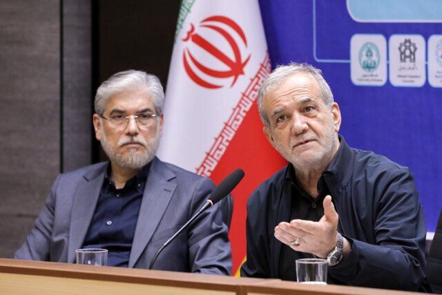 پزشکیان: در برخی دانشگاه‌ها، اساتید و نخبگان را تحت فشار قرار می‌دهند
