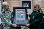 فرمانده کل ارتش در کنار سرداران شهید؛ هدیه امیر حاتمی به فرمانده سپاه +عکس