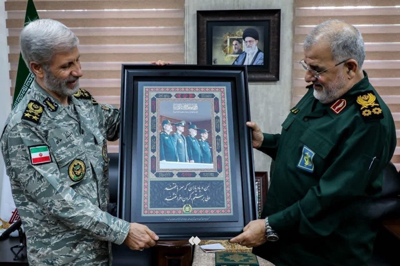 فرمانده کل ارتش در کنار سرداران شهید؛ هدیه امیر حاتمی به فرمانده سپاه +عکس فرمانده کل ارتش در کنار سرداران شهید؛ هدیه امیر حاتمی به فرمانده سپاه +عکس