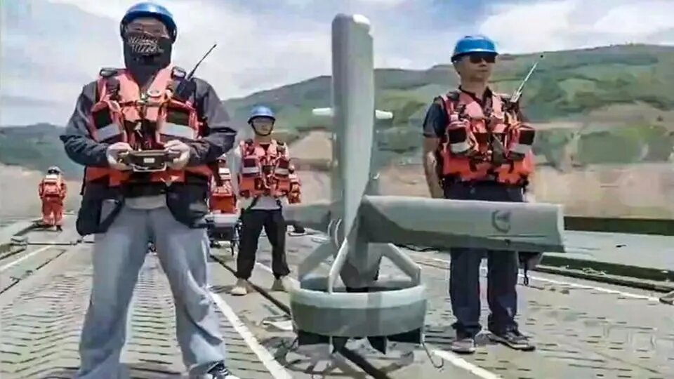 چینی‌ها با پهپادی به شکل موشک قدرتنمایی کردند +عکس