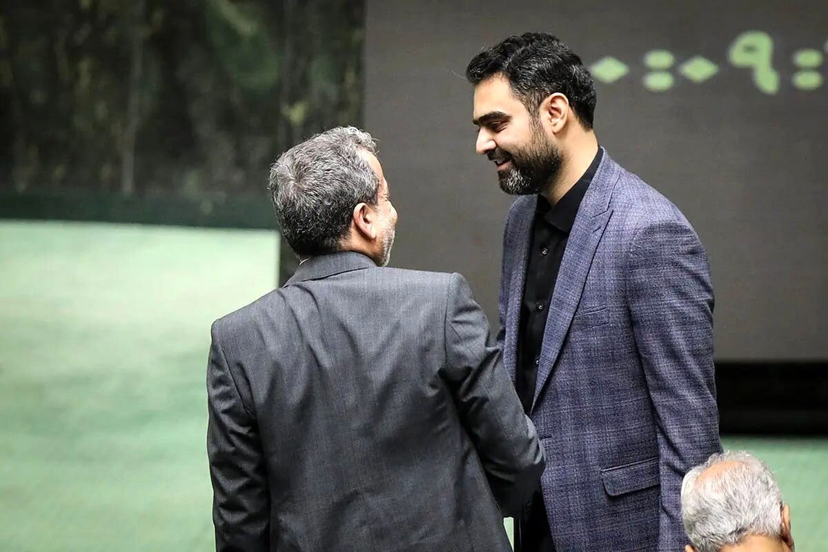 امیرحسین ثابتی بازهم داغ کرد؛ آقای عراقچی دلسوزانه پیشنهاد می‌کنم از جایگاه حقوقی‌تان استعفا دهید