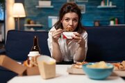 غذا خوردن احساسی چیست و چطور با آن مقابله کنیم؟