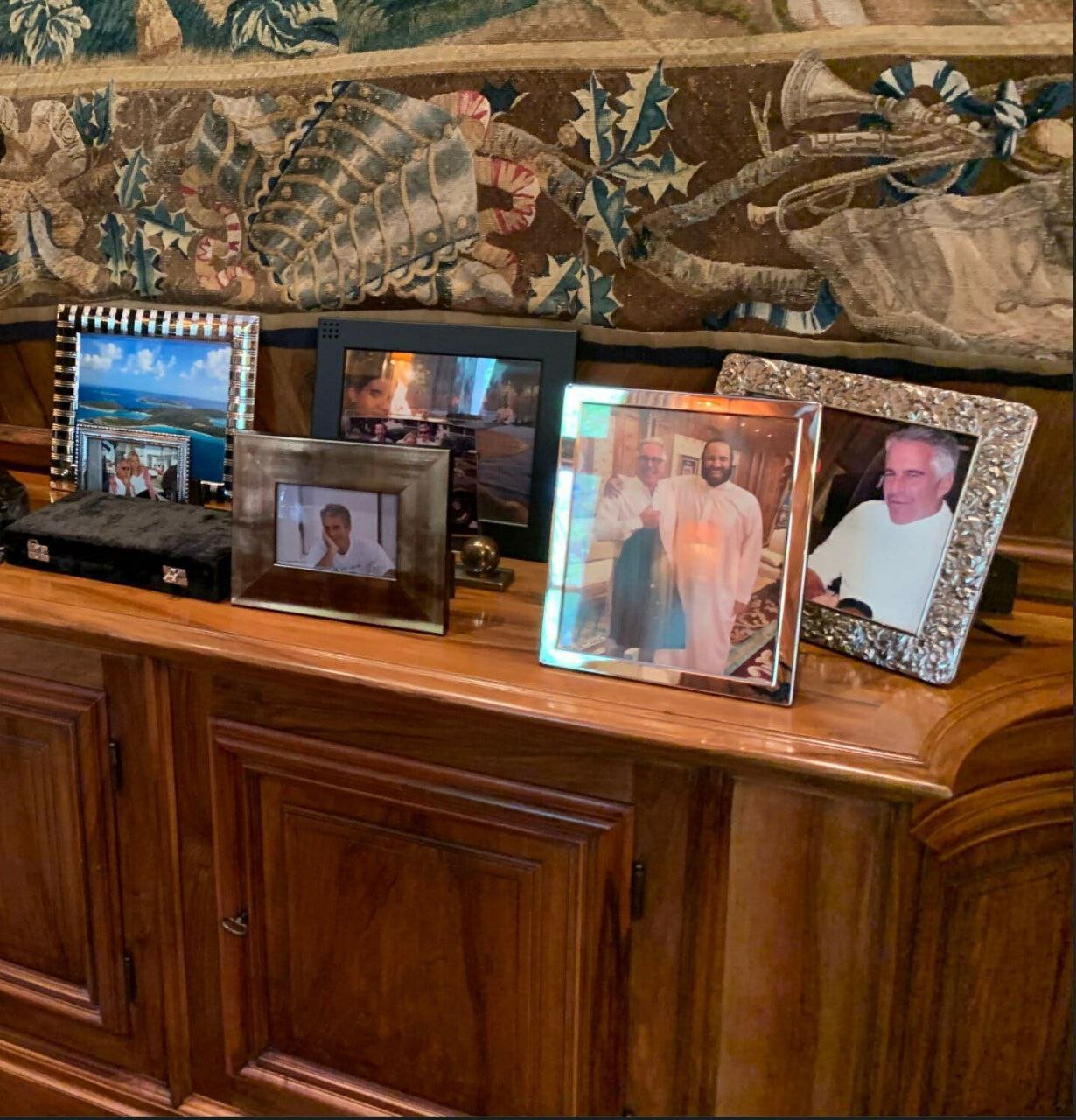 جنجال بزرگ برای ولیعهد سعودی؛ عکس بنسلمان در خانه مجرم بدنام آمریکایی +جزئیات