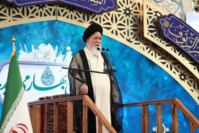 امام جمعه مشهد گفت: آمریکا دشمن است و به‌جز به نابودی ایران راضی نیست، می‌خواهد این کشور را تجزیه کند.