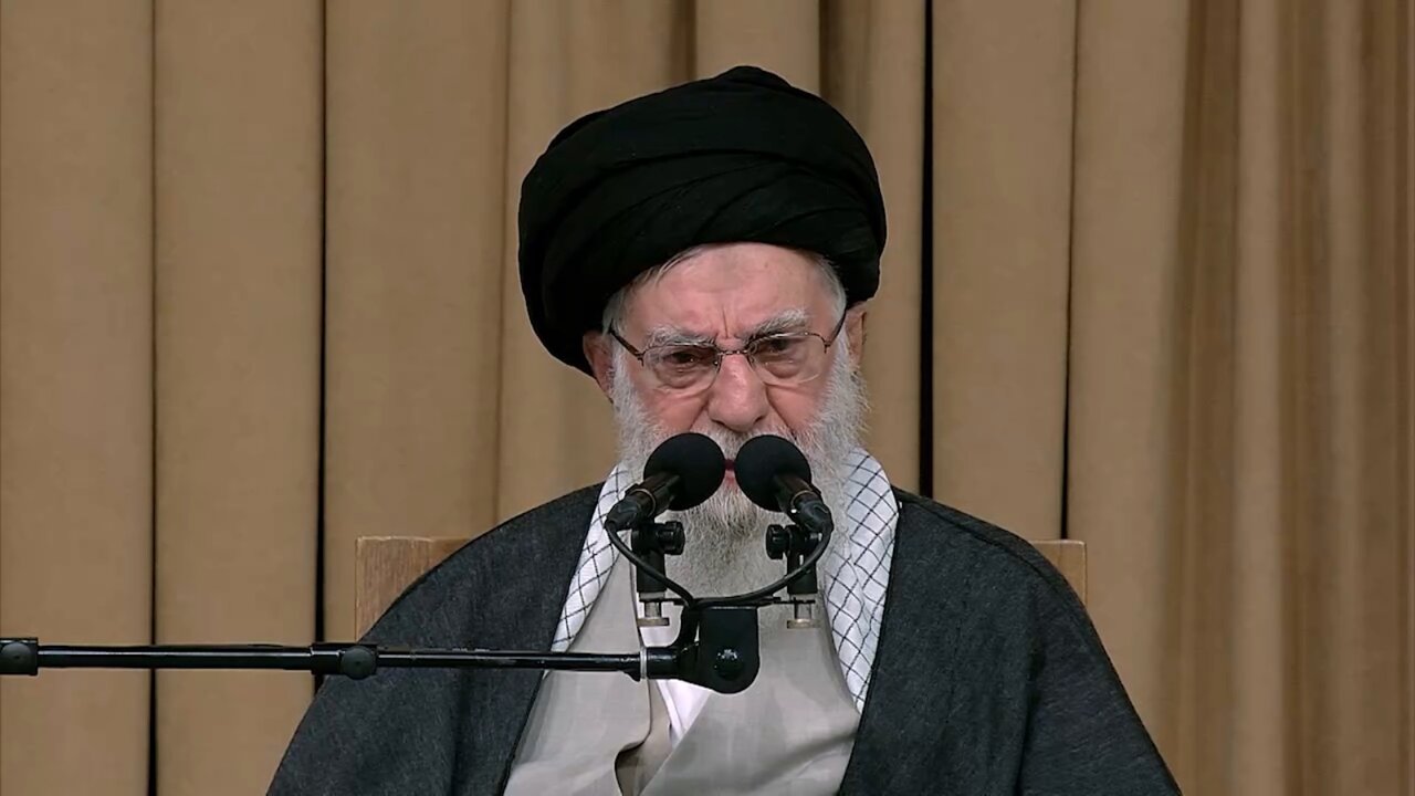 رهبر انقلاب به مسئولان درباره برخی سفرهای آنچنانی تذکر دادند +ویدیو