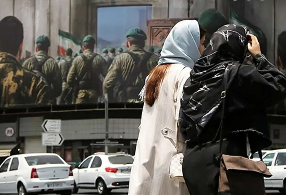 گزارش خبرنگار گاردین پس از سفر به تهران؛ خیابان‌های پرهیاهوی تهران اکنون شبیه بیروت‌اند تا کابل