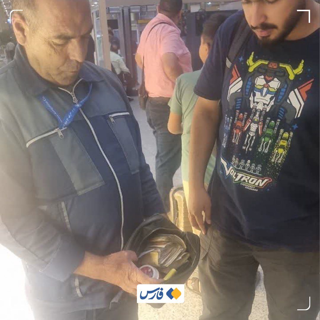 کارگر نجیب مشهدی، کیف پول یک میلیاردی را به صاحبش بازگرداند +عکس
