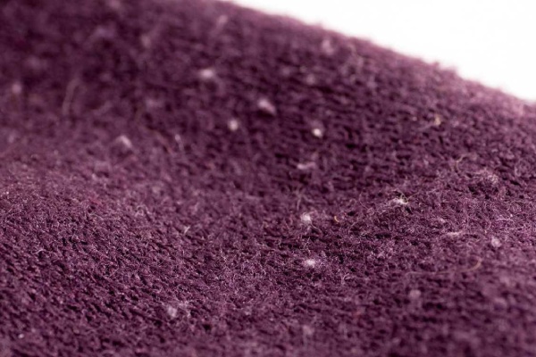 چرا بعضی لباسها پرز میدهند؟ علت و راههای جلوگیری از پرز دادن لباسها