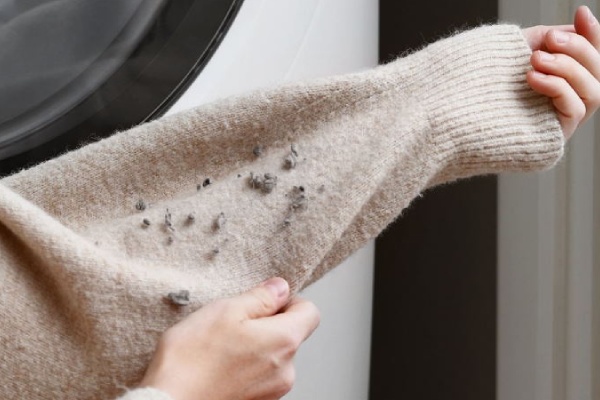 چرا بعضی لباسها پرز میدهند؟ علت و راههای جلوگیری از پرز دادن لباسها