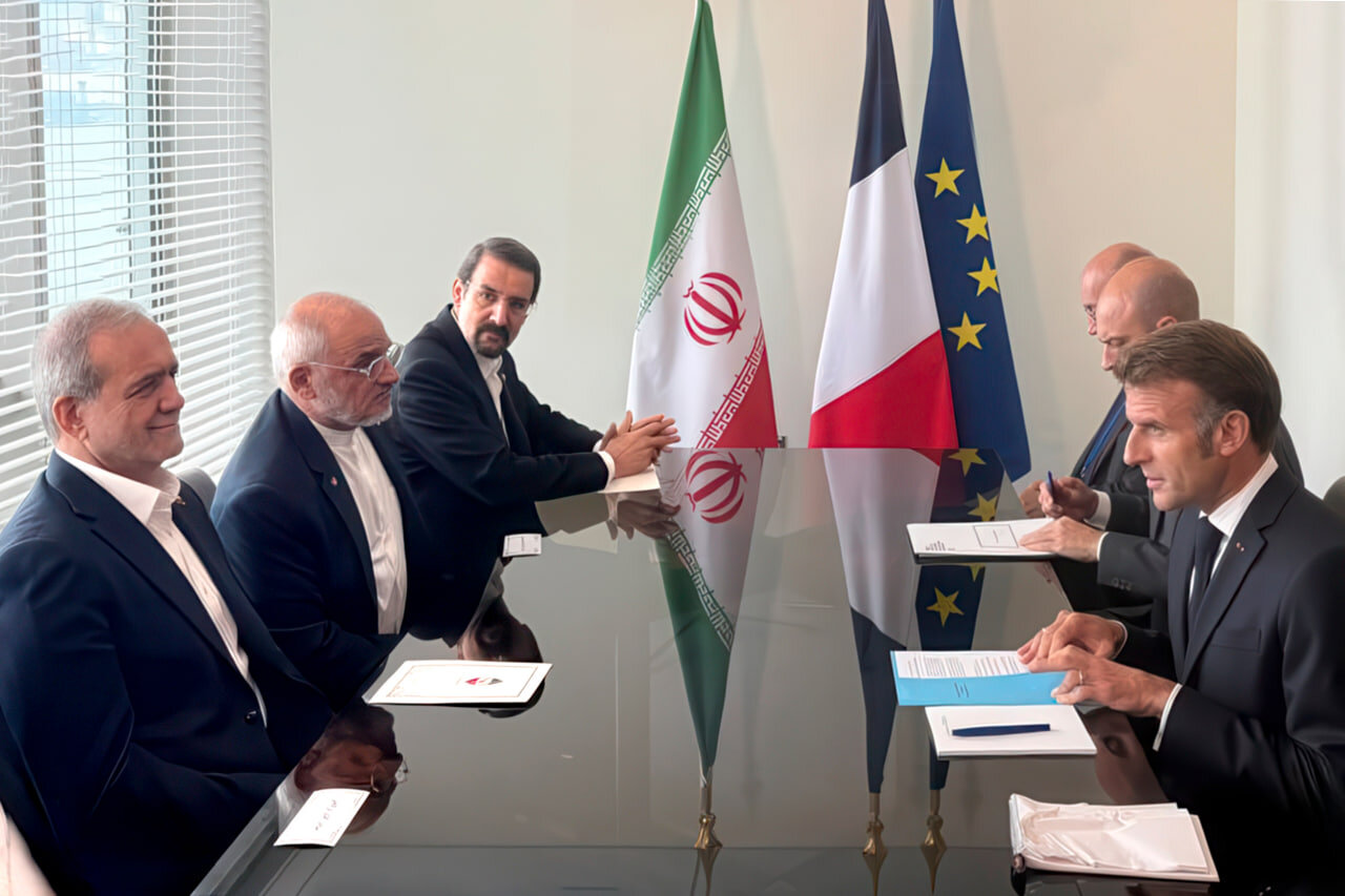 مکرون برای پزشکیان شمشیر را از رو بست: ایران هرگز نباید...