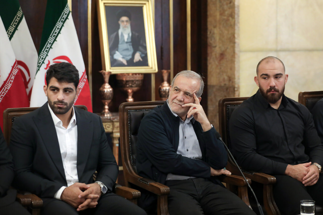دیدار قهرمانان کشتی با مسعود پزشکیان +تصاویر