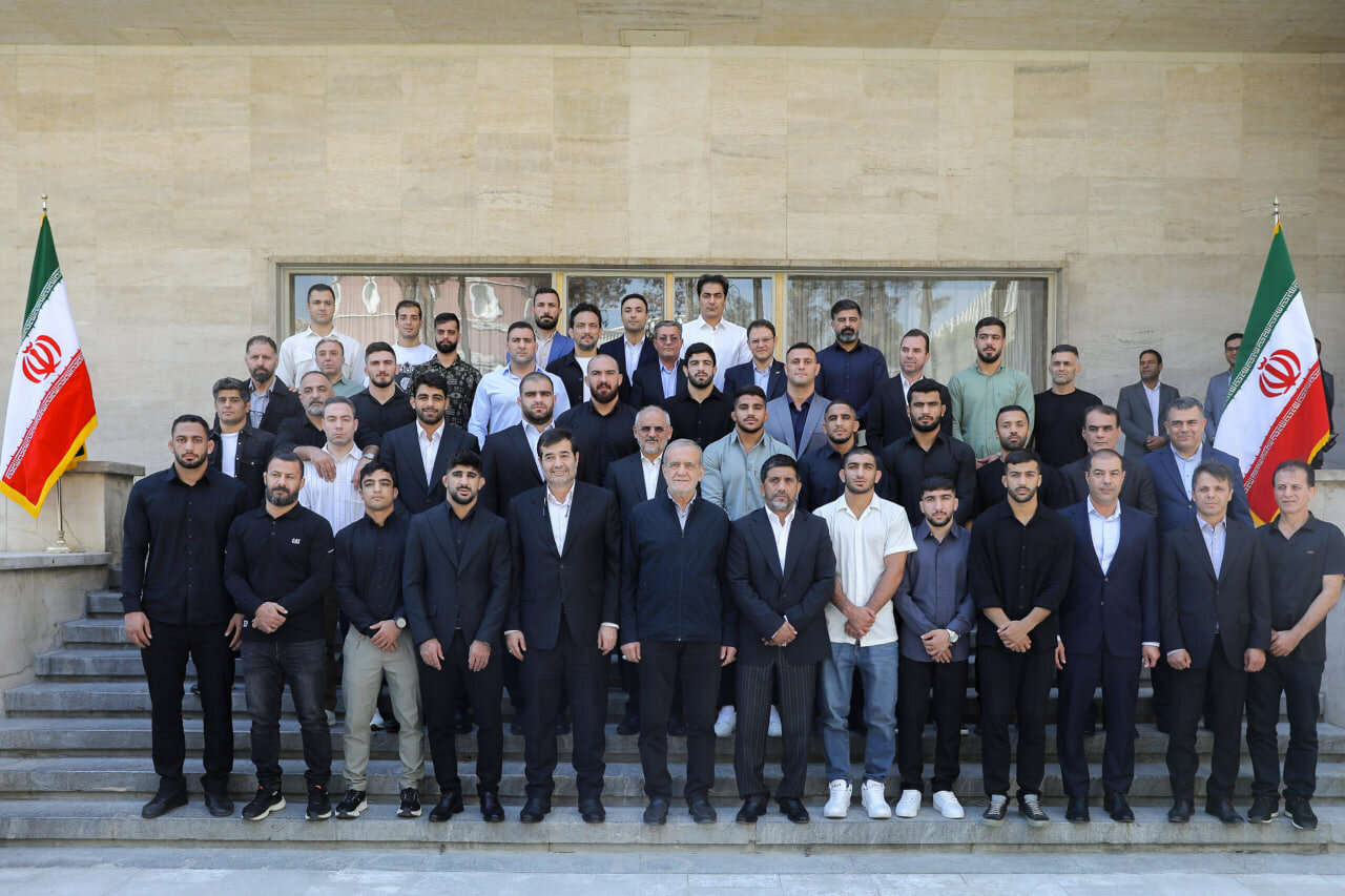 دیدار قهرمانان کشتی با مسعود پزشکیان +تصاویر