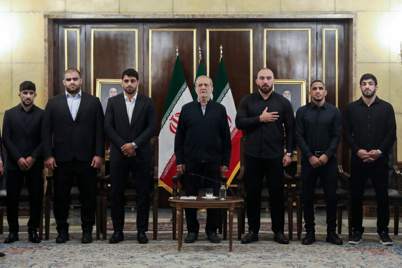 دیدار قهرمانان کشتی با مسعود پزشکیان +تصاویر