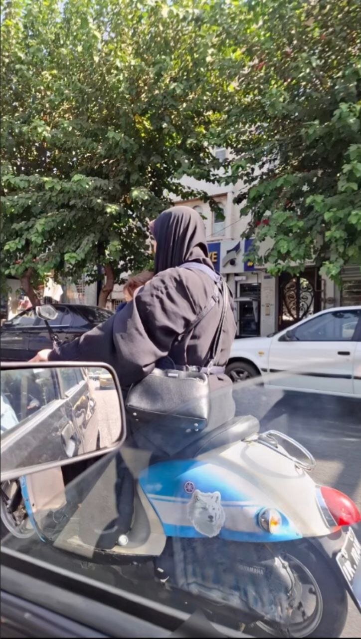 پوشش یک خانم موتورسوار در تهران جلب‌توجه کرد