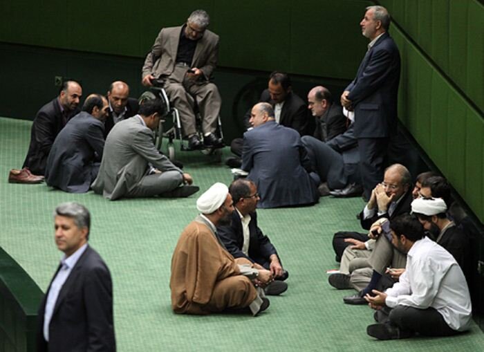 تذکر ۴۷ نماینده به وزیر ارتباطات درباره آزادسازی واتساپ!