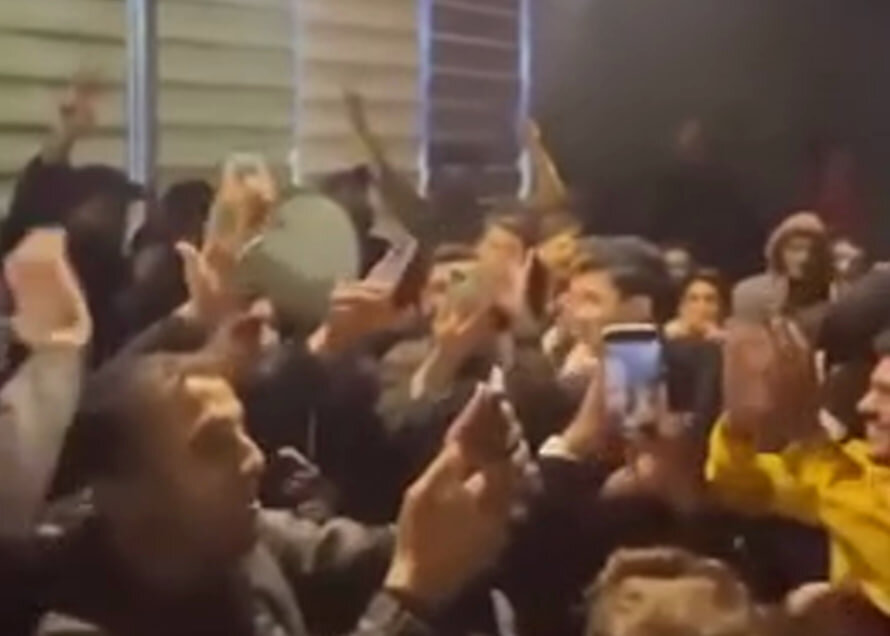 رقص شادی مردم غزه بعد از اعلام پایان جنگ با اسرائیل را ببینید!