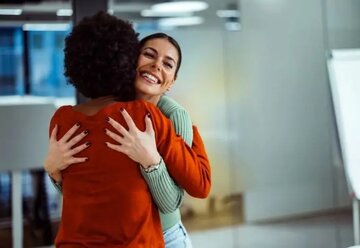 یک بغل ساده، استرس و سرماخوردگی را از شما دور می‌کند!