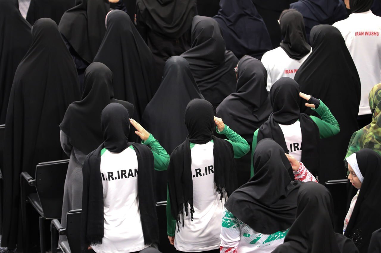 سلام نظامی دختران ورزشکار به رهبری خبرساز شد +عکس