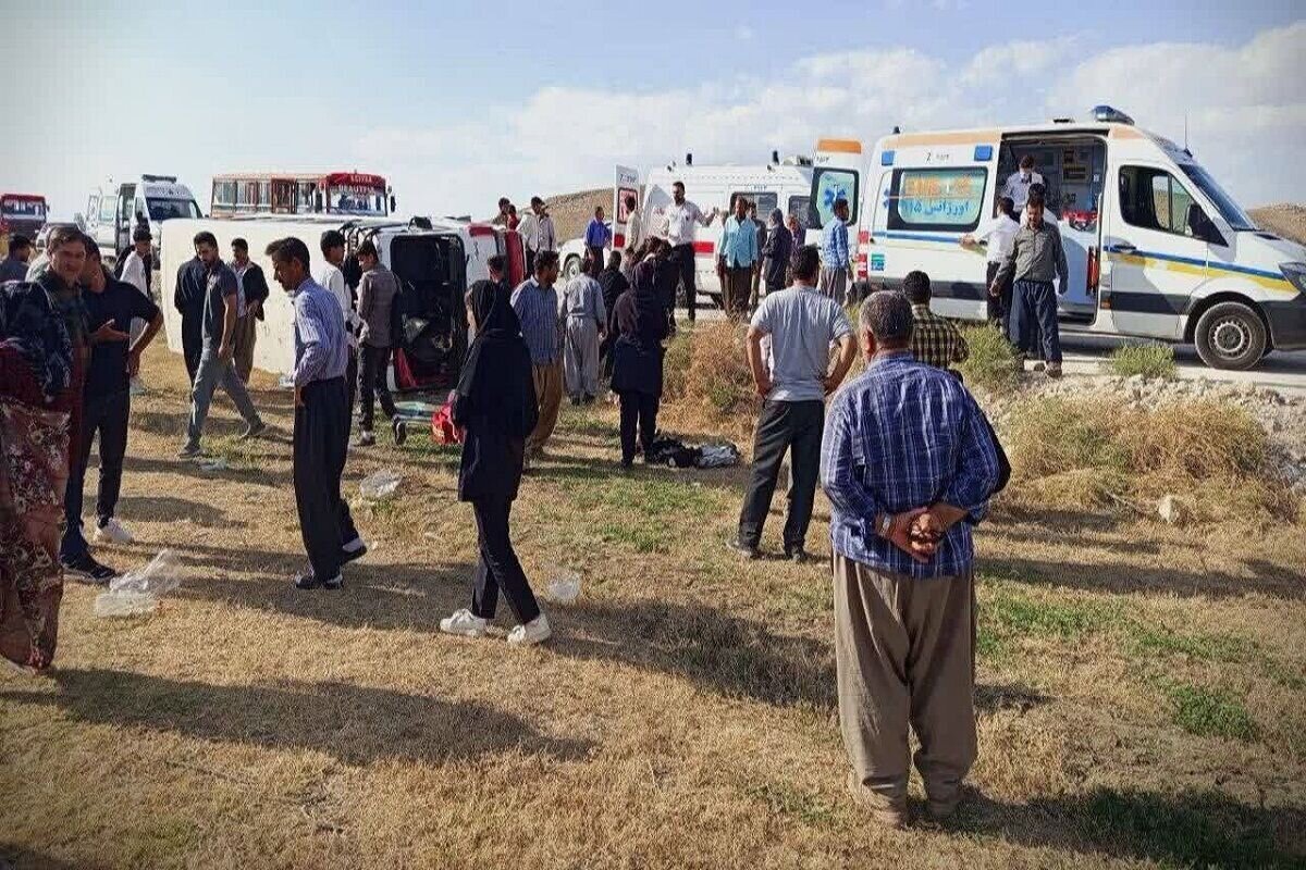 واژگونی مینیبوس حامل دانشآموزان واژگونی مینیبوس حامل دانشآموزان