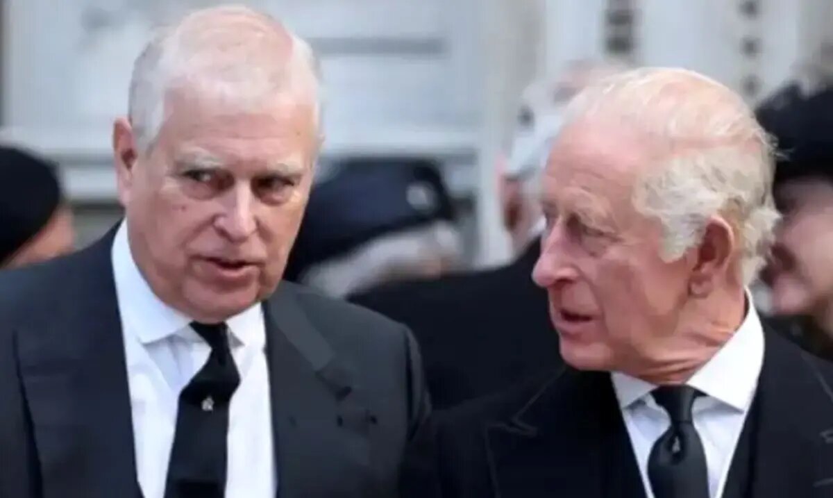 پادشاه انگلیس برادرش شاهزاده اندرو را از عناوین سلطنتی خلع کرد پادشاه انگلیس برادرش شاهزاده اندرو را از عناوین سلطنتی خلع کرد