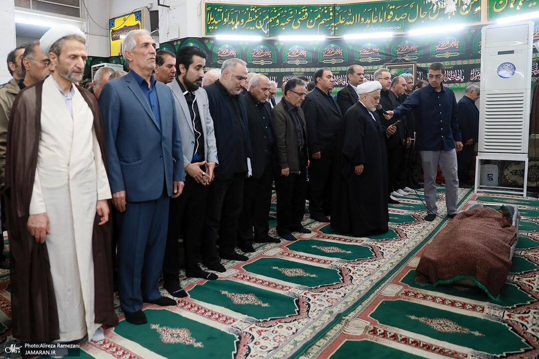 مصطفی تاجزاده در کنار پیکر برادرش هنگام اقامه نماز میت +عکس