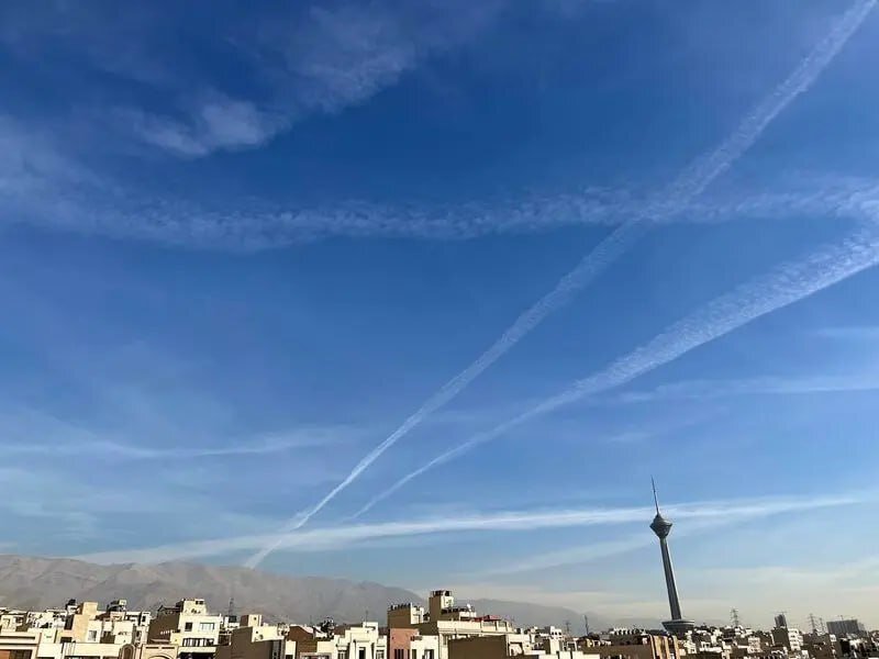 ماجرای خطوط دود عجیب در آسمان تهران چیست؟