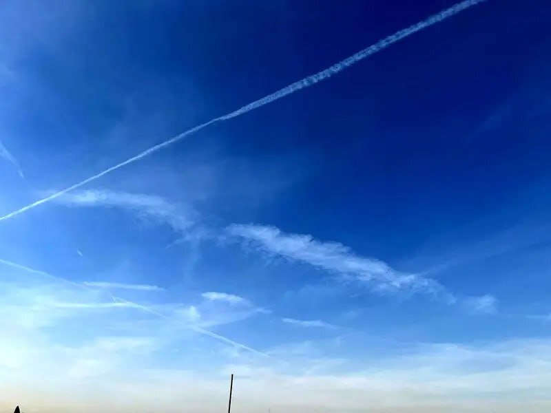 ماجرای خطوط دود عجیب در آسمان تهران چیست؟