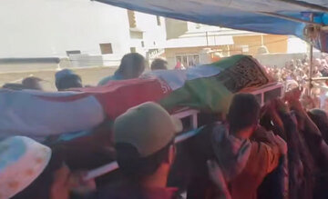 پسر ایران روی دوش مردم؛ اولین تصاویر از پیکر صابر کاظمی را ببینید