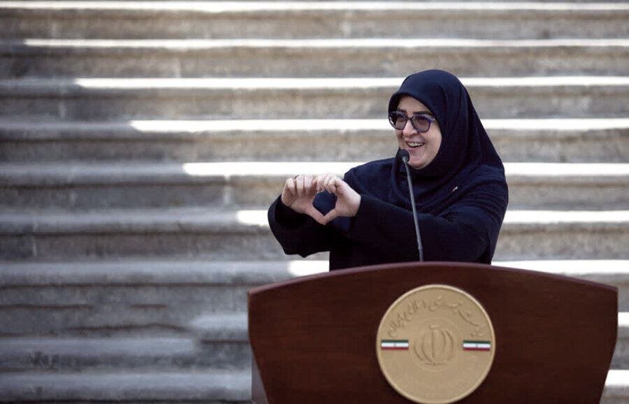 حمله به سخنگوی دولت به خاطر ژست اینستاگرامی: مهاجرانی را اخراج کنید