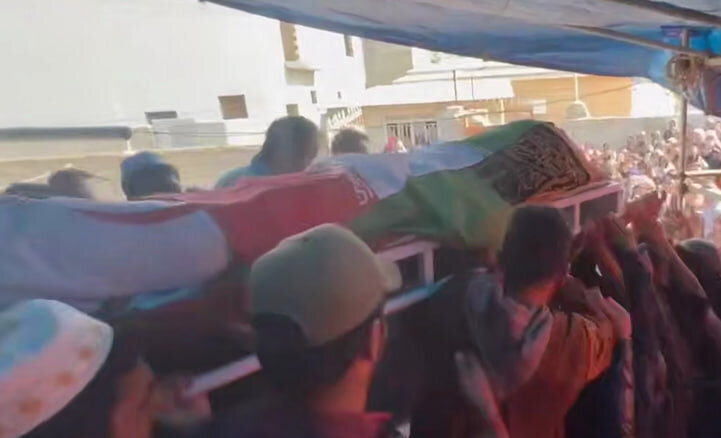 پسر ایران روی دوش مردم؛ اولین تصاویر از پیکر صابر کاظمی را ببینید