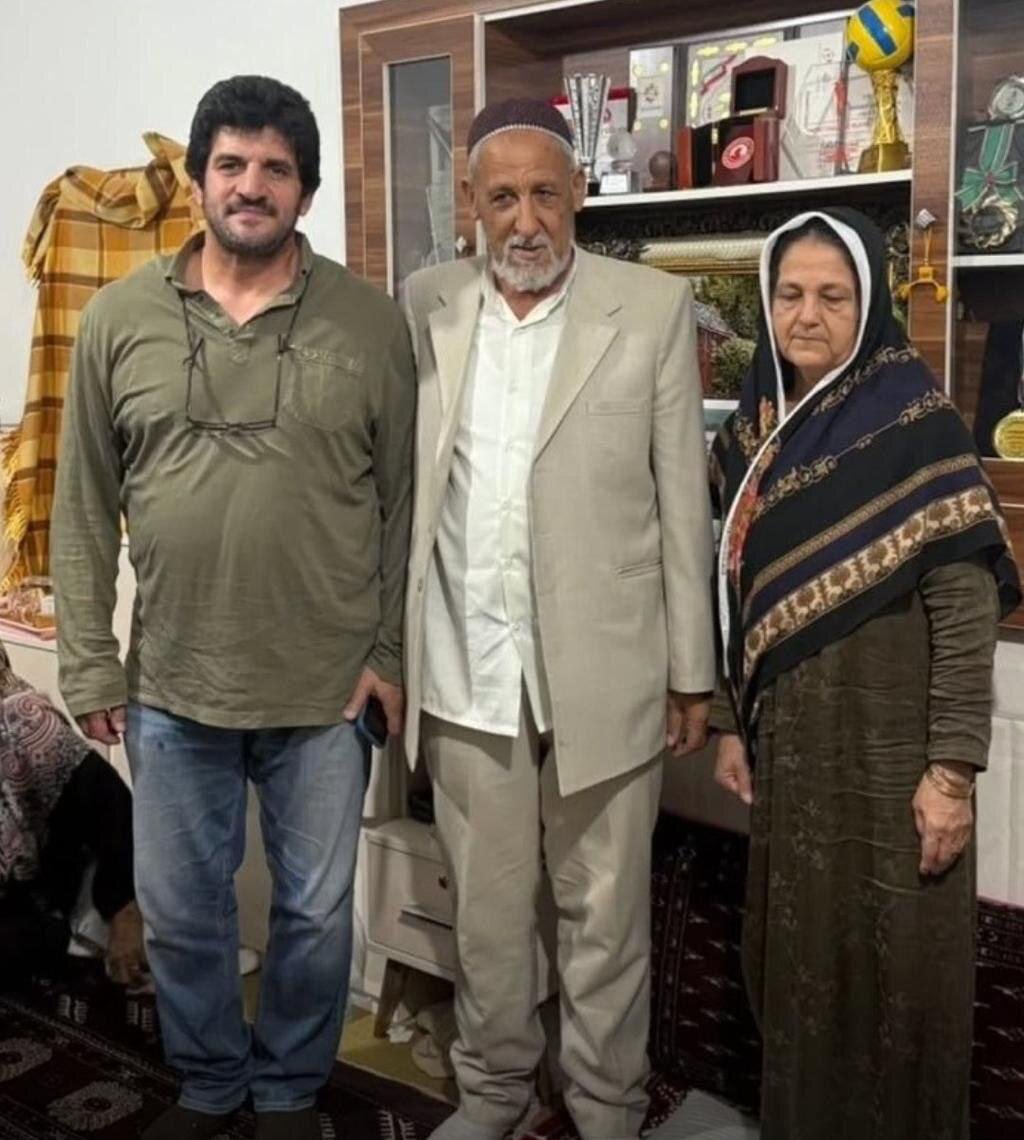 دلداری رسول خادم به پدر و مادر صابر کاظمی +عکس