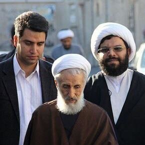  کاظم صدیقی و پسر متوفایش (فرد معمم)