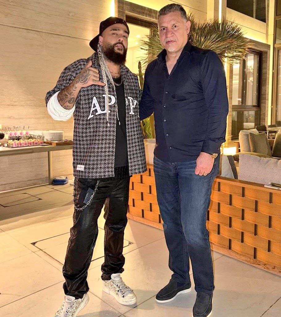 تصویری که کاربران را انگشت به دهان گذاشت: علی دایی کنار ساسی مانکن!