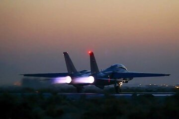 پرواز یک جنگنده در آسمان تهران