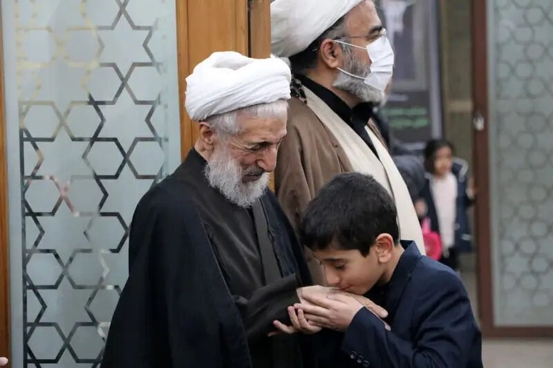 بوسیدن دست کاظم صدیقی در مراسم یادبود پسرش