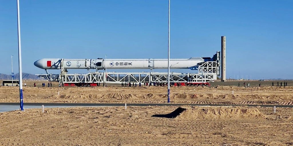 موشک‌های غول‌پیکر چینی آماده شلیک/ فضا در مشت چینی‌ها +عکس