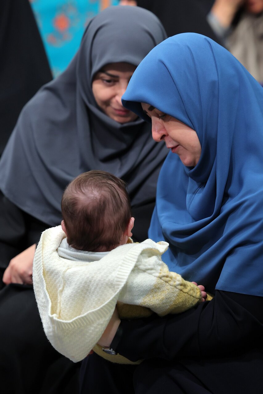 نوزادی که در بیت رهبری فاطمه مهاجرانی را خوشحال کرد +عکس