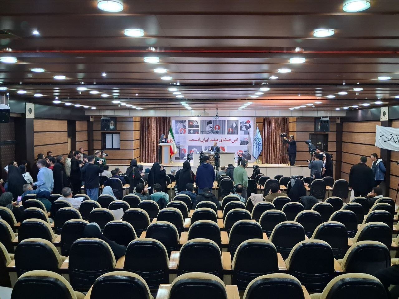 استقبال عجیب از رئیس صداوسیما؛ سخنرانی جبلی برای دانشجویانی که نیامدند! +عکس