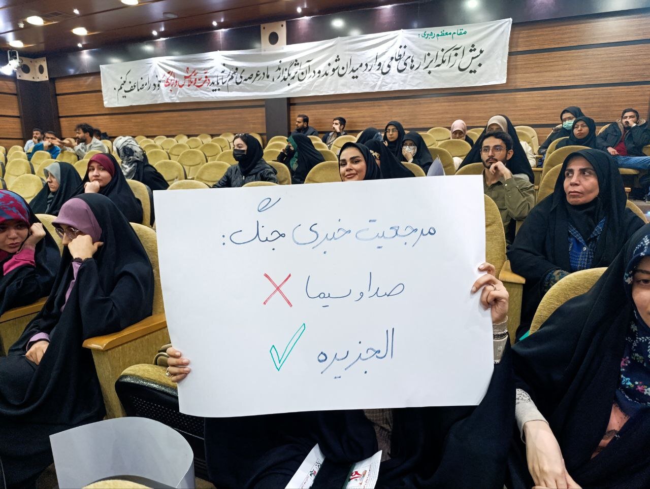 انتقاد دانشجویان به جبلی: این آمار را از کجا میآورید/ مردم فقط آیفیلم میبینند