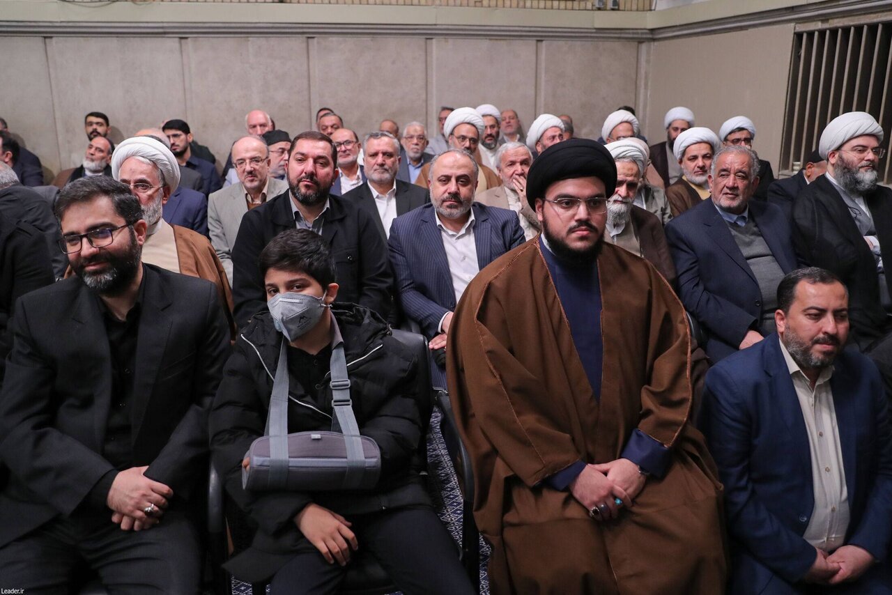 عکس فرزند شهید نصرالله و اسماعیل سقاب اصفهانی و فرزندش کنار هم