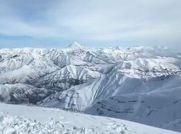 تصاویر چشم‌نواز از قله مشهور ایران با چاشنی برف!