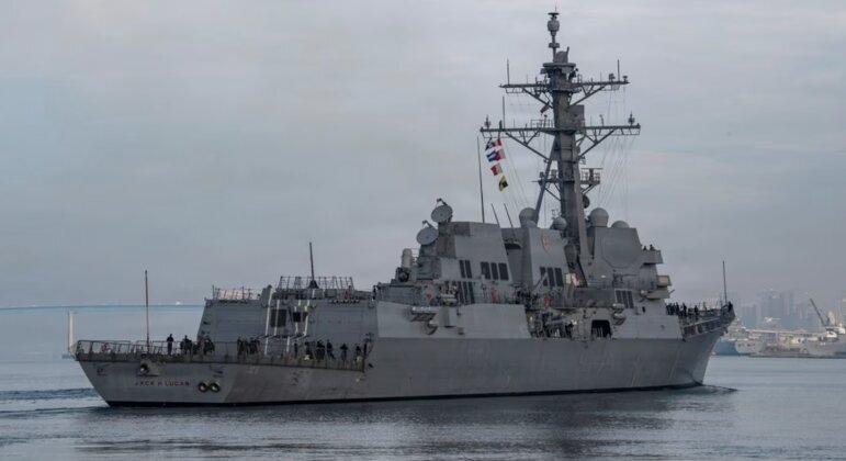 آمریکا برای مقابله با موشک‌های قدرتمند ایران ناوشکن به آب انداخت