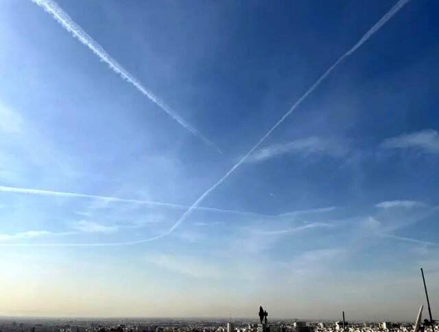 راز خط‌های سفید در آسمان تهران چیست؟/ رد هواپیما یا موشک؟