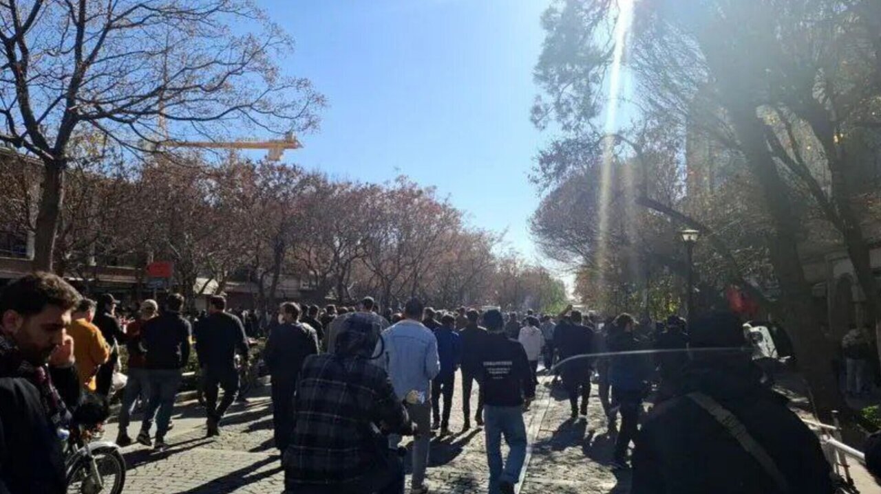 خروش بازاریان تهران علیه گرانی ارز و طلا/ بازار موبایل پایتخت شاهد اعتراض بود