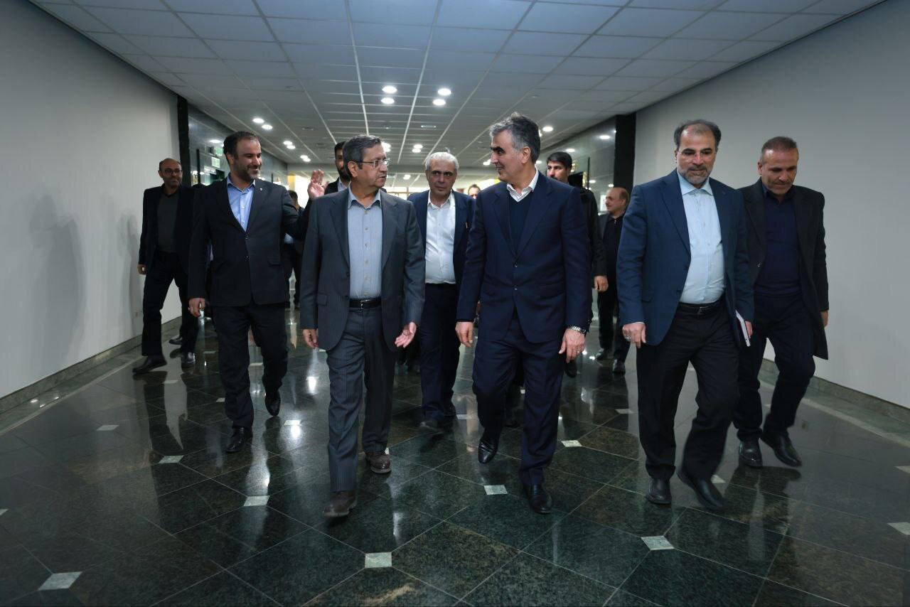 تصاویر| همتی با روبوسی بانک مرکزی را از فرزین تحویل گرفت