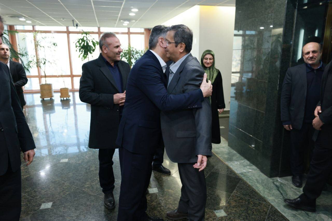 تصاویر| همتی با روبوسی بانک مرکزی را از فرزین تحویل گرفت